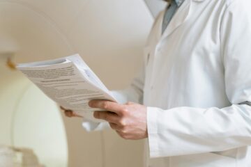 Arzt prüft Unterlagen für die Anerkennung in Deutschland
